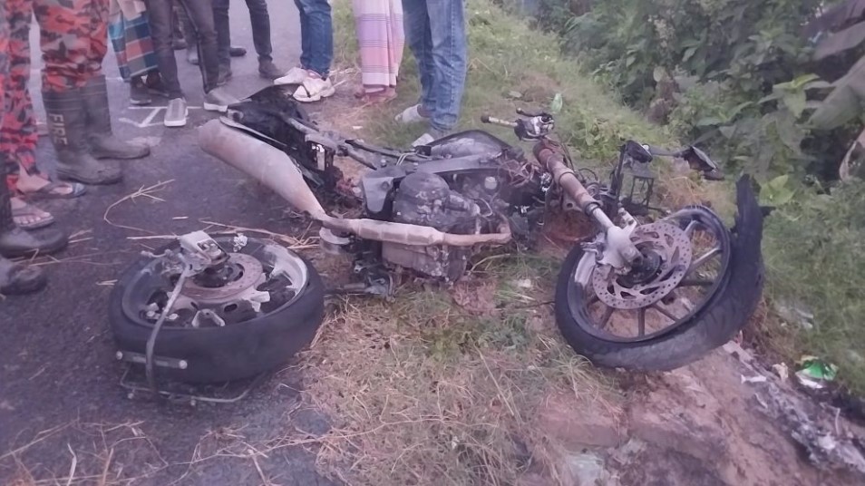 দুলাভাই ও শ্যালককে কুপিয়ে মোটরসাইকেলে আগুন